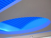 Синяя подсветка подвесного потолка