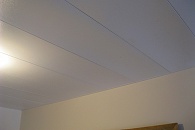 Натяжной потолок светлого оттенка
